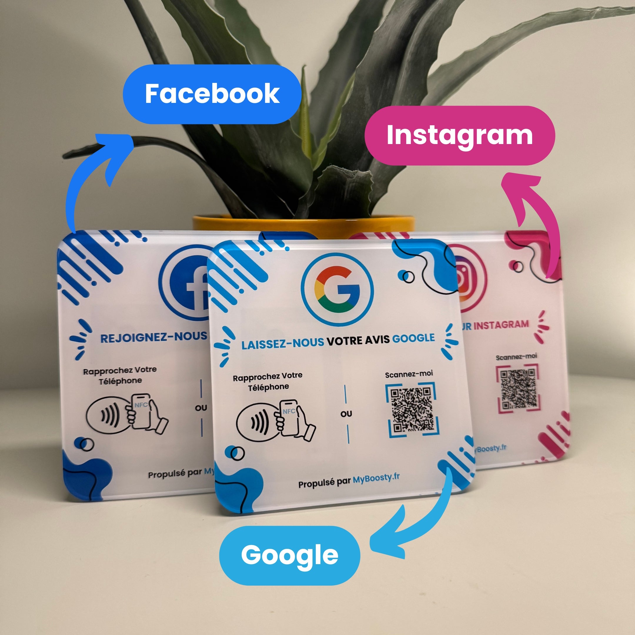 Plaque Boosty pour commerçants, posée sur un comptoir, facilitant la collecte d’avis Google